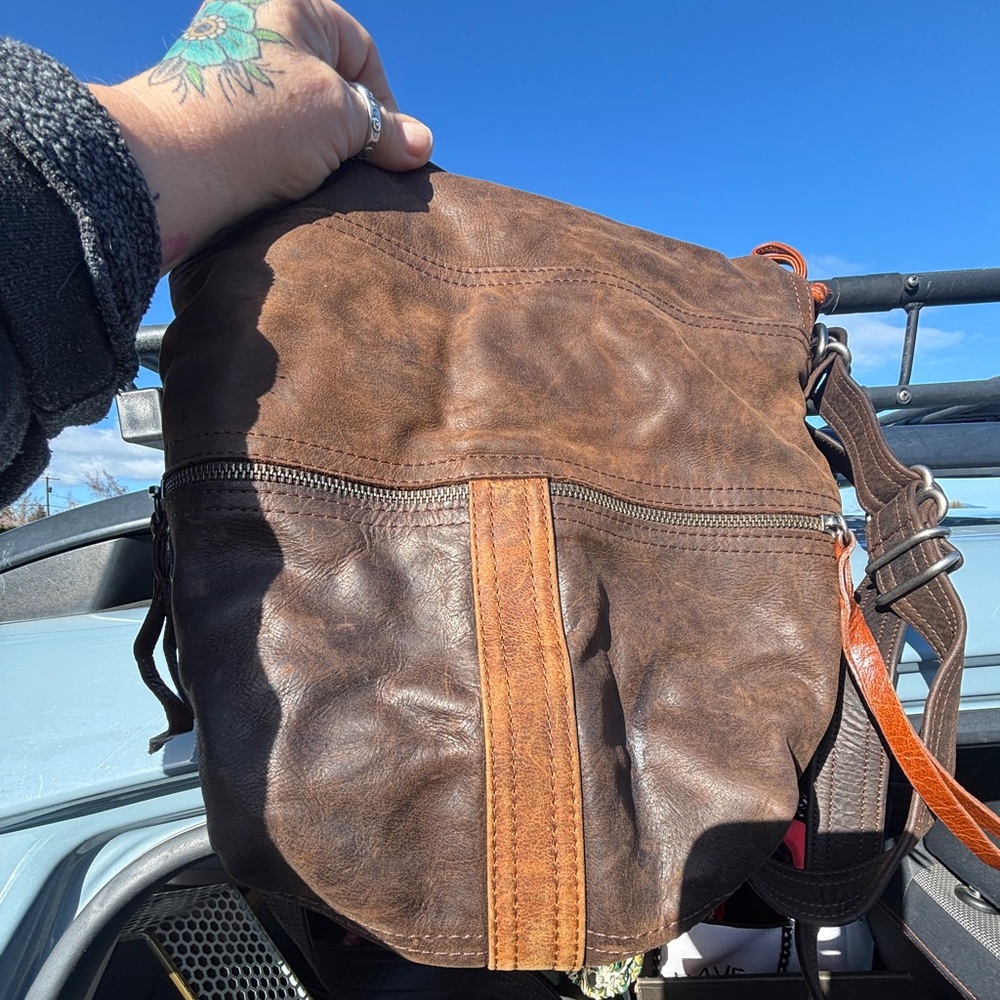 Rough and Tumble distressed espresso/ rustic pecan Train with 3 way LP strap - Picture 5 of 16